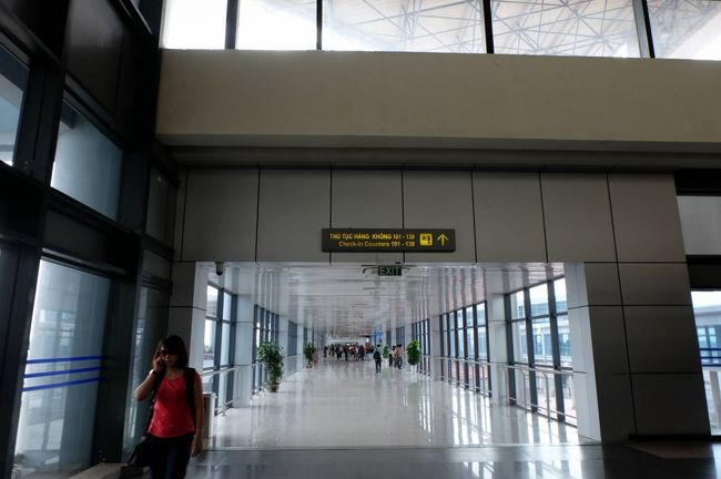 空港に到着し、チェックインしようとカウンターに向かう<br /><br />一部新しいターミナルができて、そちらに移行している<br /><br />気持ちいい