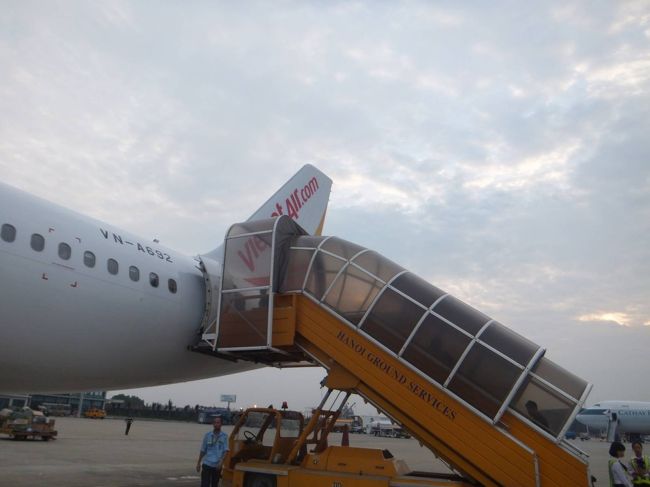 バスで飛行機まで<br /><br />そこからタラップで・・・<br /><br />自分は、これがうれしい<br /><br />なんでって？