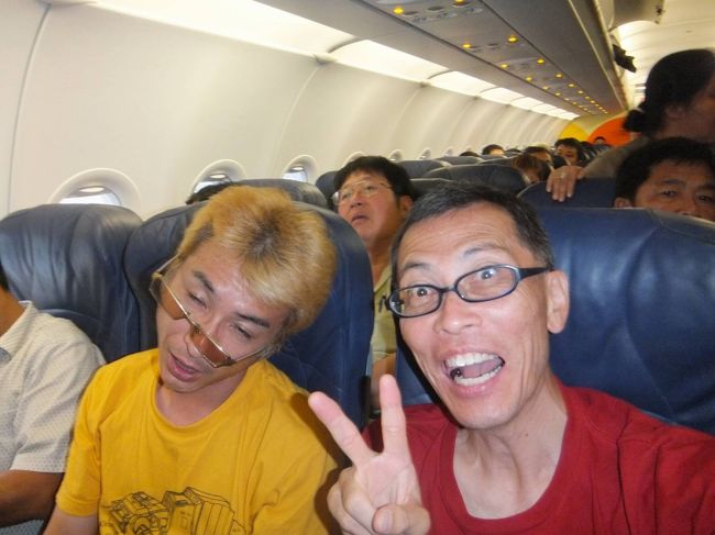 飛行機は、離陸予定時刻を３０分ほど過ぎて、動き出す<br /><br />そのあともいけない<br /><br />離陸順番待ち<br /><br />１時間ほど遅れて離陸<br /><br />友人疲れ切っています〜演技です