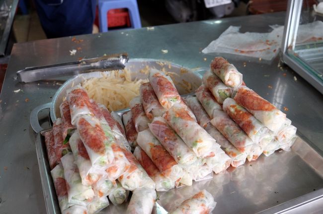 午前中は、荷造りをし、お昼前にぶらり街歩きにでる<br /><br />ホテル近くの食堂で昼食を<br /><br />お店の前のこの春巻きに惹かれました