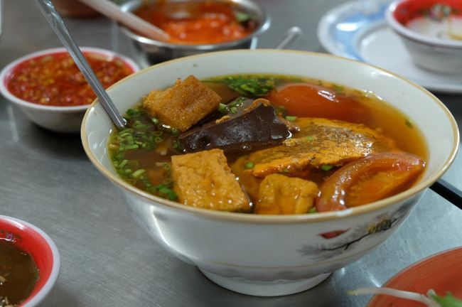 麺が来ました<br /><br />いろいろ〜たくさん、麺の上に乗っているのがいい
