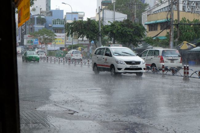 食事を終えてふと外を見ると「土砂降り」<br /><br />ものすごい雨<br /><br />そんなに長く降らないだろうと、食堂の軒先で待機