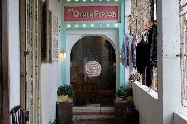 上記写真のような雑居ビル<br /><br />ここのメイドカフェなんてあるのか？<br /><br />あの、私・・・・メイドカフェ自体初めて＝日本で行ったことありません<br /><br />なので、興味津々なのだが<br /><br />汚い階段を上がりようやく到着　友人が聞いたお店の名前と同じだからここだろう