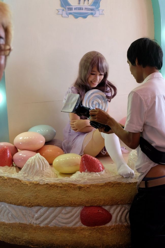 中に入る・・・・<br /><br />アン!!?　なにこれ？？？<br /><br />ちょっと？風の男性がコスプレをした女性の写真を撮っている<br /><br />それを女性に見せて、もっとこうして〜みたいなポーズを付けさせ、またとっている