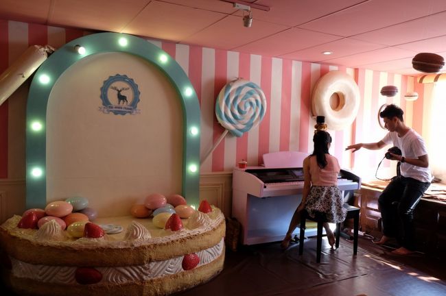 メイドカフェってこんなところ？<br /><br />友人に聞くと、どうも内容が違う（日本と）らしい<br /><br />じっくり観察していると、わかってきた<br /><br />ここはカップルが来て、思い思いにここで写真をとるところなのだ、と