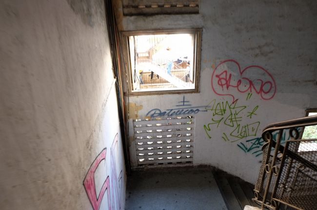 ※これはカフェから下に降りる時に撮影<br /><br />お店を見つけるために、雑居ビルに入り、この階段を３階まで上がりました<br /><br />いい雰囲気ではなかったので、ここでも大丈夫？？？<br /><br />心配ＭＡＸでした