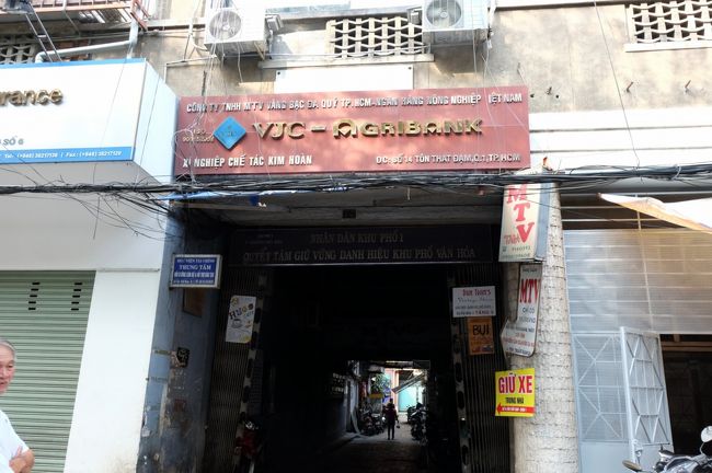 1時間は待たなかった　雨が上がったので、今日の目的地その1<br /><br />友人がどこから仕入れてきたのかわからないが「メイドカフェ」があるから行きたいと<br /><br />戦闘機ミグ好きだけかと思っていた友人なのだが、コスチューム系も好きだとか<br /><br />場所はとてもわかりにくかった　それでもタクシ-の運ちゃん　ようやく目的地のビルに連れてきてくれた