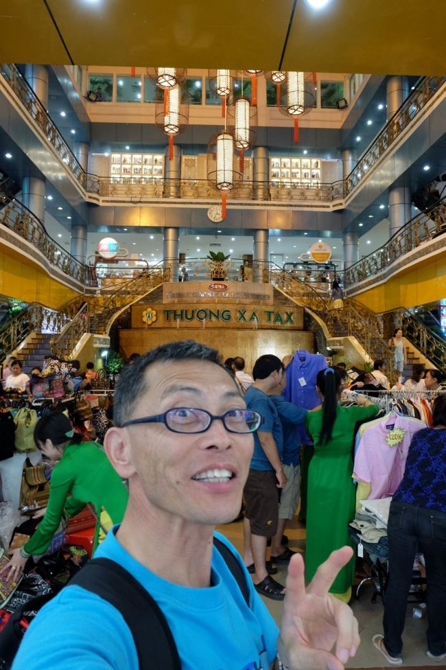 次はお土産品の買い出し<br /><br />よくわからないカフェからタクシ-１０分<br /><br />サイゴンタックストレードセンター（国営百貨店）到着