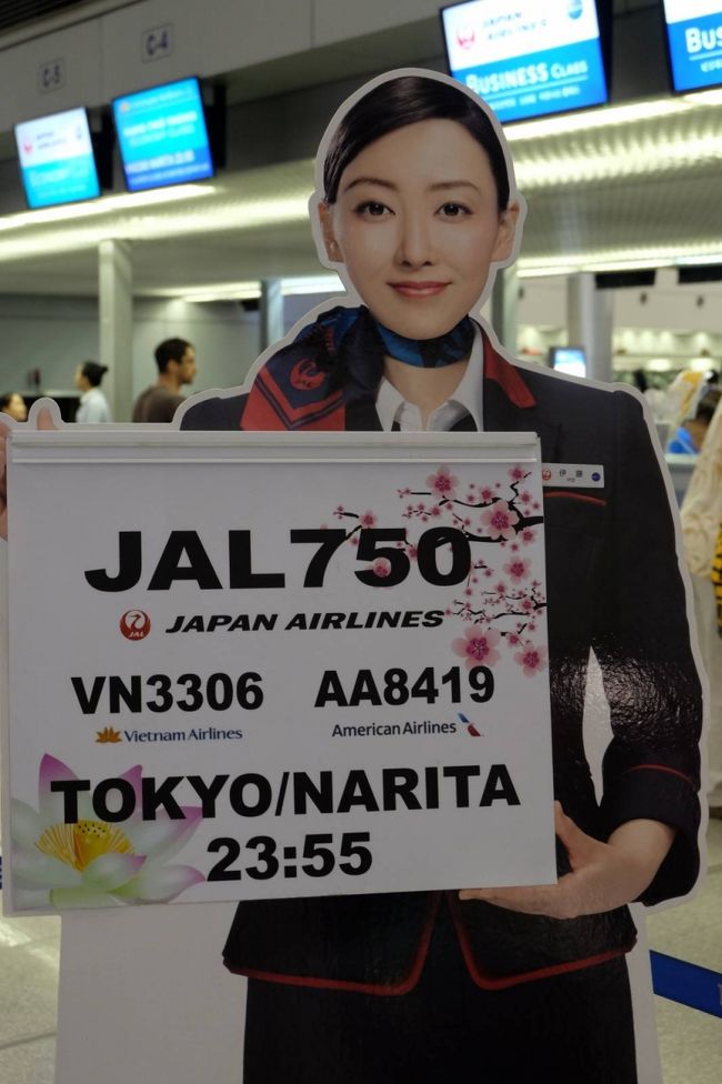 チェックインカウンター前では、素敵な女性がたっていた（爆）<br /><br />もう帰国<br /><br />あっという間に一週間<br /><br />飛行機は定刻離陸予定です