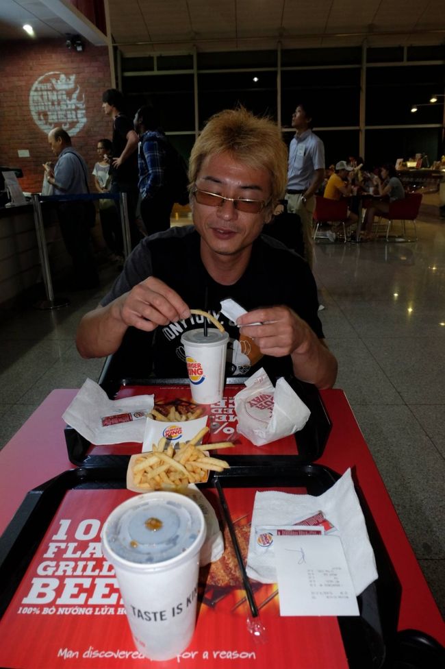 出国後、腹ごしらえ・・・<br /><br />適当にレストランあるだろうと思ったら、ほとんどなく<br /><br />しかも高い！<br /><br />市街に比べれば高いのはわかる・・・が、なんかこういうのって手が出ない<br /><br />最終的に選んだのがこれ<br /><br />ベトナム最後の食事はバーガーキング　なんで！って感じでしょ