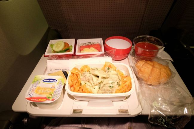 機内の明かりが点灯し、それで起きた<br /><br />着陸まであと２時間弱<br /><br />朝食をいただきます