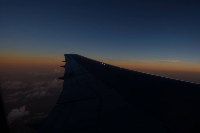 日が昇ってきました<br /><br />雲がいい色です