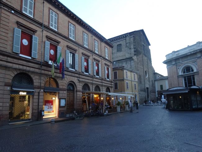 アッシジから北へ380Km、ウルビーノ、サン・マリノ共和国をまわって、ラヴェンナに着いたら、もうすっかり日が暮れました。コスタ広場についたのは午後８時半。