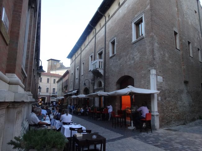 フロリダからイタリア旅行に来ている、アメリカ人老夫婦と夕食隣り合わせになり、一緒にワイン飲んだら、いい気分になり話盛り上がりました。