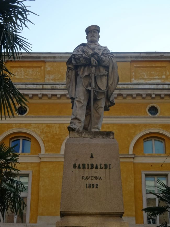 おはようございます、赤シャツ隊ガリバルディ。<br /><br />（イタリアの英雄ガリバルディは1892年ラヴェンナで妻アニータと共に戦死したんだ。知らなかった。）