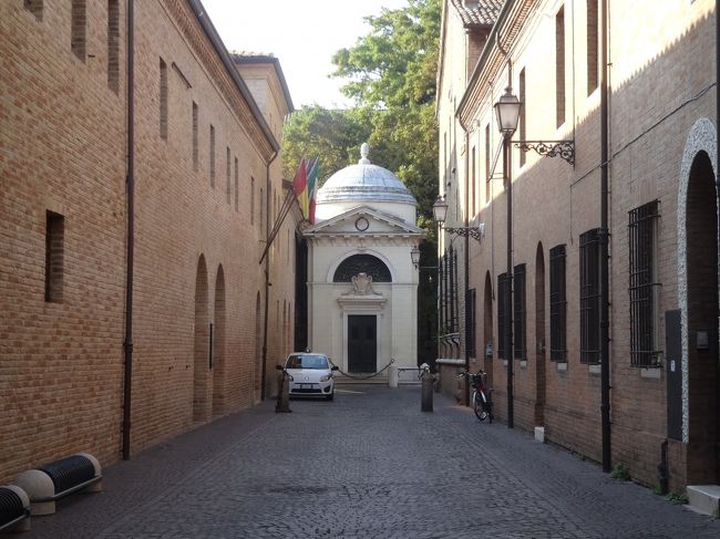 ダンテの墓。<br /><br />フィレンツェ追放されてラヴェンナで死す（1321年）。