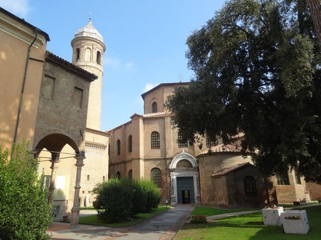 ネオ二アーノ洗礼堂、写真右手前、八角形の建物です。<br /><br />５世紀の建物。