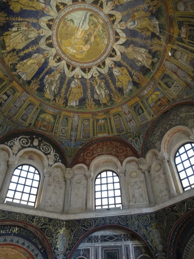 円天井のキリストの洗礼と１２使徒が、見事。<br /><br />