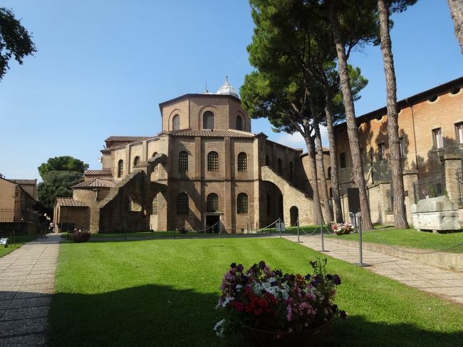 サン・ヴィタレー教会、548年建立。外観は地味ですが……