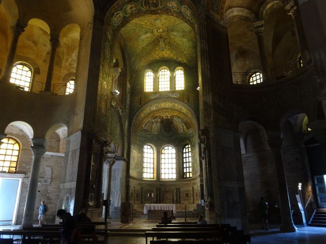 一歩中に踏み込んだら、あまりの美しさに息を飲み込んでしまいました。