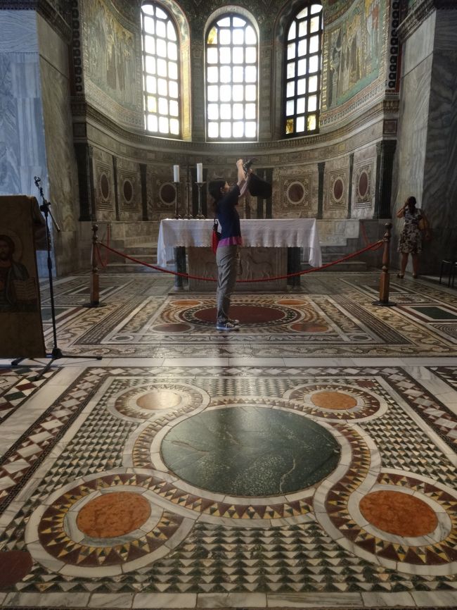 床も鮮やかです。<br /><br />クーポラを見上げると...