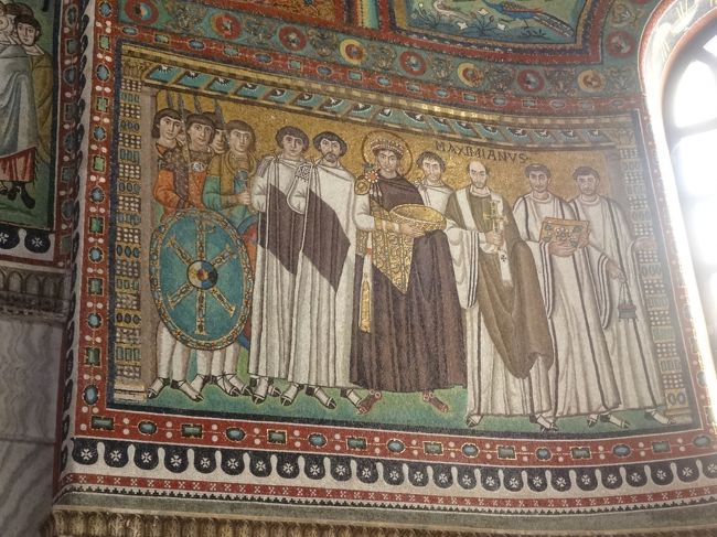 ユスティニアヌス帝が宮廷人を従えた図。