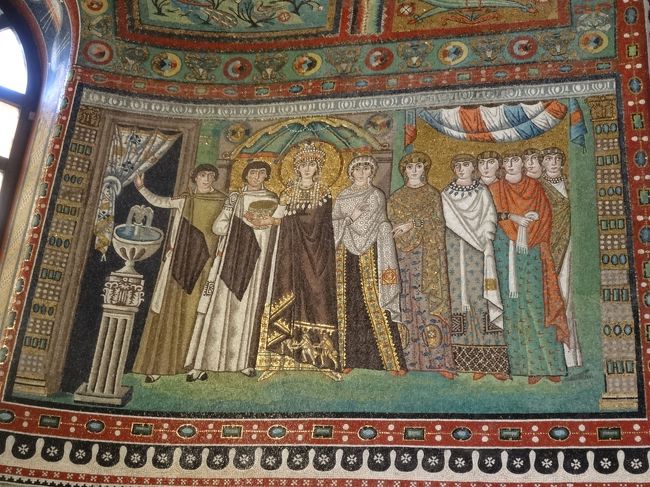 テオドラ妃と随身・侍女たちの図。