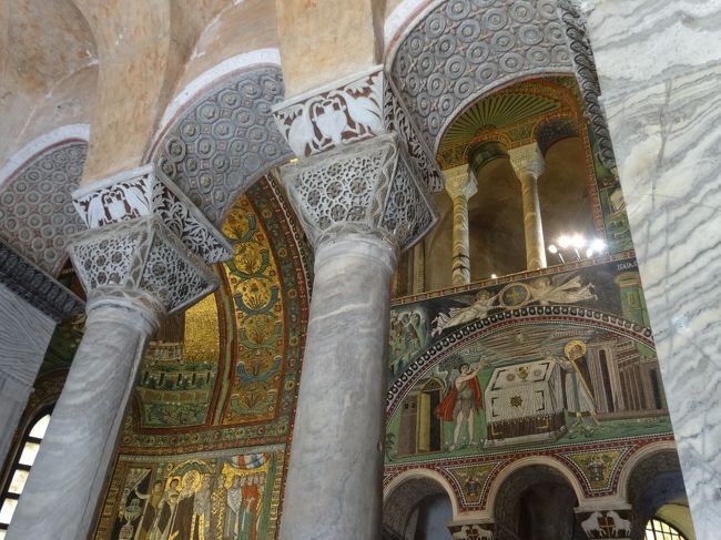 サン・ヴィターレ教会の中は、本当に美しく、ずっ〜といたい世界でした。後ろ髪をひかれる思いで、次に行きました。