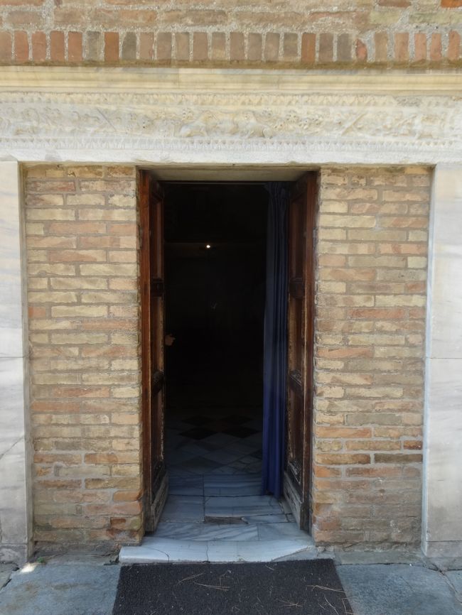 小さな、小さな扉をくぐると…….