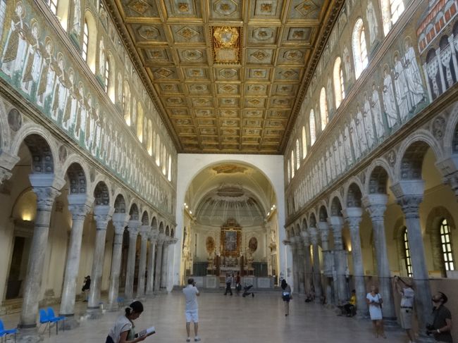 左側に22人の聖女、右側に26人の殉教者が並びます。