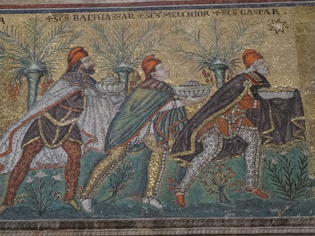 キリストに貢物をする東方の３賢士。<br /><br />なんかベニスの商人みたい。人間の想像というのは場所や時代で、もの凄く違うということを実感できました。<br /><br />ラヴェンナ良かったぞ！