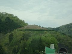 舞鶴若狭自動車道に福知山ＩＣから入って、由良川を渡ってすぐのトンネルの上に私市（きさいち）円山古墳はあります。
由良川が市境なので、福知山から綾部市に入りました。高速道路から見える古墳というのは珍しいと思います。
またまた余談ですが、佐賀県の吉野ヶ里遺跡は、博多から長崎に向かう長崎本線の車内から見たことがあります。「吉野ヶ里公園駅」があるんですね。
蛇足ついでに言うと、青森県の三内丸山遺跡は、東北道の青森ＩＣの真横にありますが、ちょっと見えません。建物が一部見えたかな？
近くにある三内円山温泉は古〜い施設ではありますが、茶褐色の濃い温泉です。観光地ではなく、地元の銭湯感覚なので穴場です。