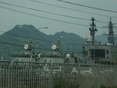 舞鶴は海上自衛隊の基地があります。
国道を走っていて、海側にずっと基地の敷地が広がっていました。