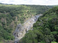 バロンフォールス駅を過ぎてすぐ左手下に バロン滝 Barron Falls が見えます。
降りれればもっと良かったのでしょうが、駅通過の際見るとゴンドラ待ちの人で長蛇の列でした。成る程… ツアーでは時間的余裕が無いのですね。

次回機会があったら、鉄道で立ち寄る事にします。