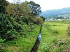 福岡市より、車で2時間ほどの所要時間です。

有田町に入ると最初に、「唐船城跡」という案内板があり、行ってみました。

堀の跡と言われている、水路です。
