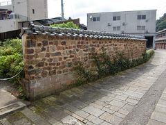 トンバイ塀という、耐火レンガの廃材や使い捨ての窯道具、陶片を赤土で塗り固め作った塀です。

陶器の町ならではの風景です。