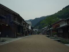 福井県と滋賀県の境に近い熊川宿です。琵琶湖と若狭湾を結ぶ若狭街道（鯖街道）の宿場町。
左側の店の看板に「鯖寿し」の文字が見えます。
