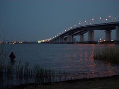 琵琶湖畔に到着しました。琵琶湖大橋を道の駅から撮影しました。
腰まで湖に入りながら、何を釣っているのでしょうか。
