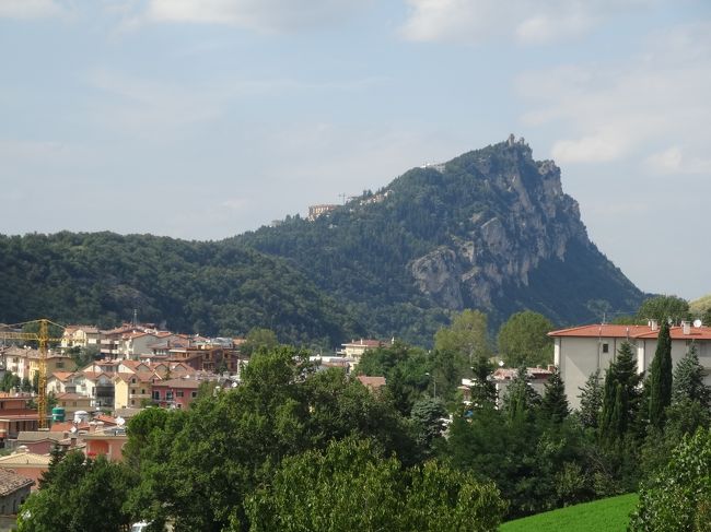 見えてきました。<br /><br />あれがサン・マリノに違いない。<br /><br />山の上に砦が見える！