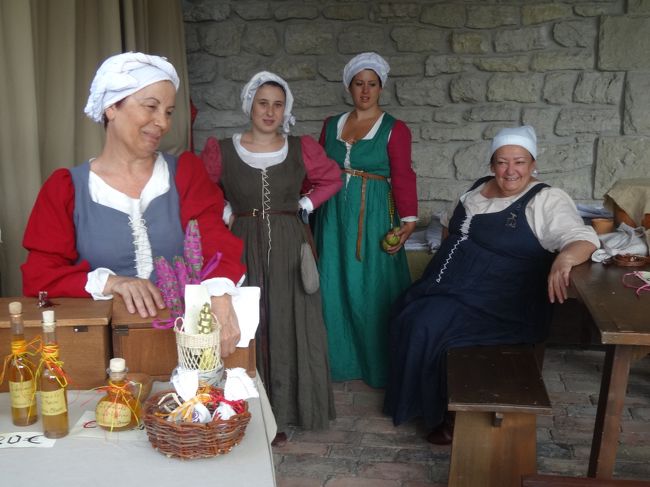 中世の、おばさん達。オリーブ油売ってます。