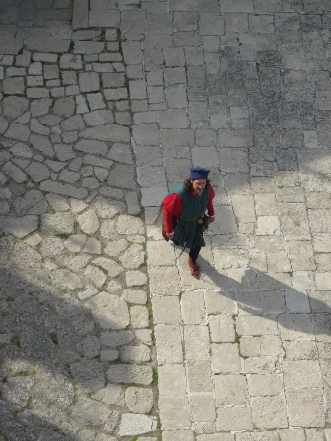 中世の兵士も歩いています。