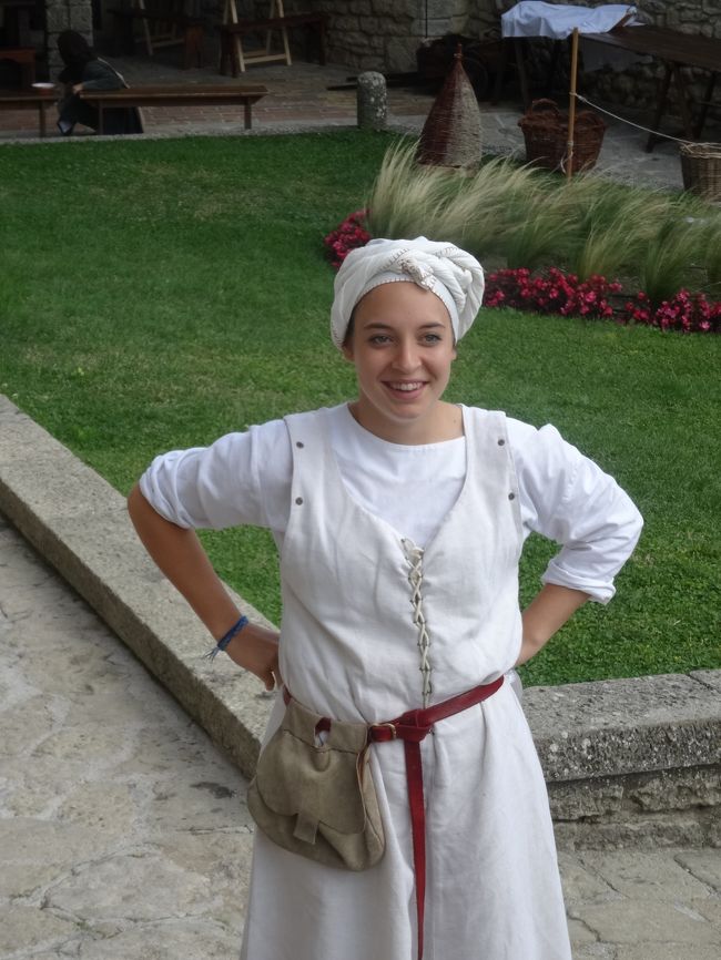 傷ついた兵士を救う看護婦さんかなぁ？　ご苦労。