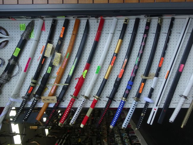 お土産屋さんに、観光客相手に日本刀が、ずら〜り。<br /><br />買っている人見なかったけど、人気あるんだろうね。