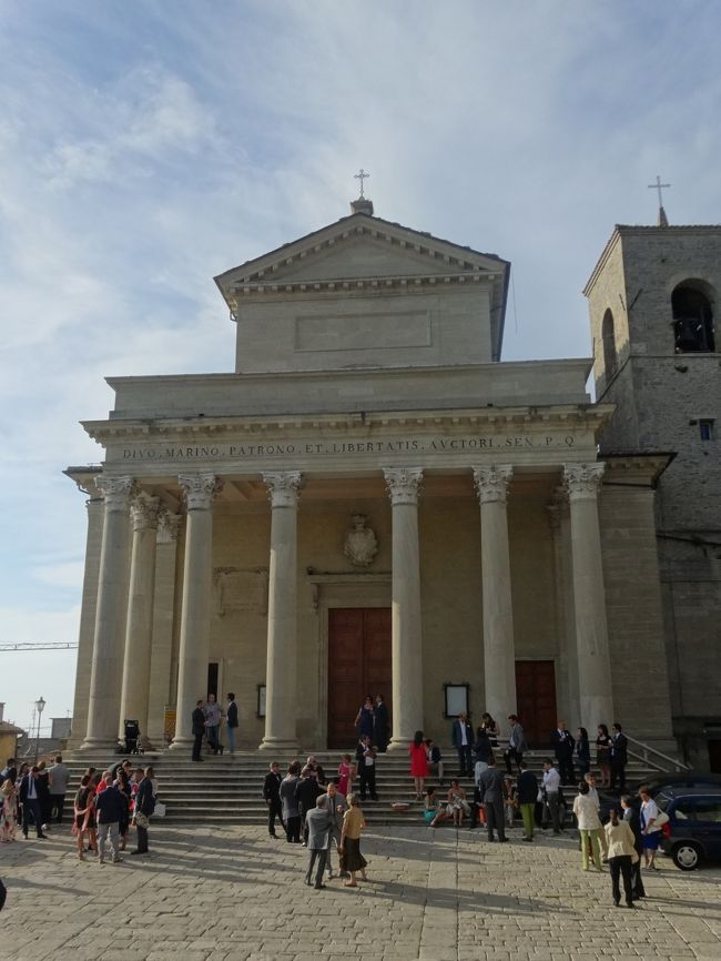 バシリカでは結婚式をやっていました。