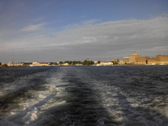 カルマルを離れオランド島へ、30分くらいですが。<br />オランド島には世界遺産があります、文化遺産です。<br />Wikipediaによると、<br />その傑出した生物多様性と先史時代からの人類の苦闘の痕跡とが評価されたものである。<br />この地形は島の4分の1以上にあたる260km?以上にわたって広がっており、この種の地形としてはヨーロッパ最大級である。<br />不毛の平原といってもしばしば誤解されるような草一本生えない場所というわけではなく、pygmy forestと同種の、まばらだけれども多様な小樹木は見られるのである。<br />とあります。