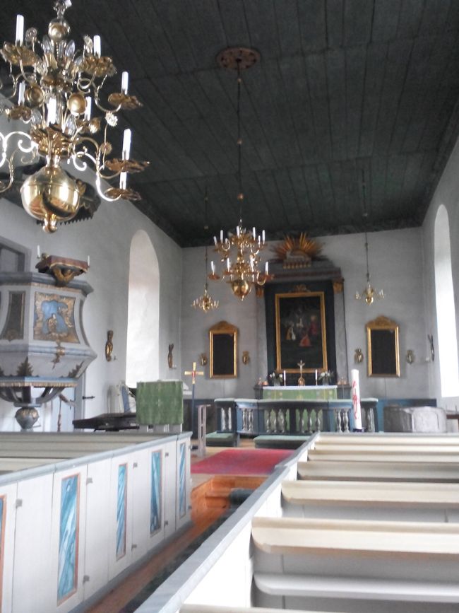 教会の内部、とても簡素な木造建築です。