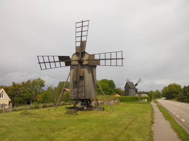 バス通りの道沿いにある風車、沢山有りましたが現役はほんの僅かではないかと思われます。行った時は風が吹いてなかったので全てじっとしてました(笑)<br />  でも可愛い風車です。