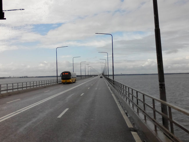 オランド島は本土と長〜い橋で繋がっています。<br />帰りはバスでカルマルへ戻りました。<br />この橋、コマーシャルに出て来そうな橋です。