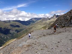 さらにロープウェイでルブレヴァン Le Brevent（標高2,525m）まで。
下から駆け上がって来たトレイルランナーの姿も。