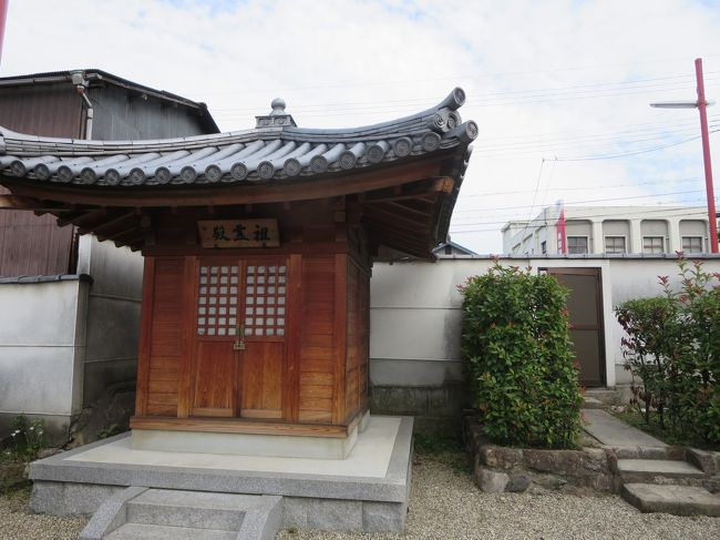 祖霊殿<br /><br />人はいないな・・と思ったら、本殿の檜皮の吹き替えをしている所で、工事の方がいらっしゃいました(*^_^*)